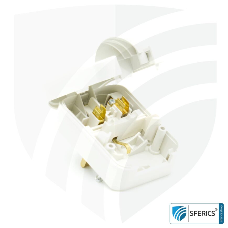 Adapter SCP3 Schuko plug type EF to UK plug type G | with high quality grounding and 13 amp fuse | travel adapter